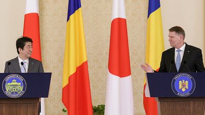 Ρουμανία: Η πρόταση - έκπληξη των Σοσιαλδημοκρατών και η αναμονή του Ιάπωνα πρωθυπουργού