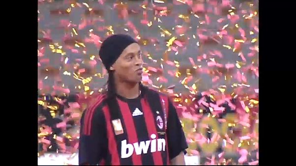 Ronaldinho lascia il calcio professionistico Ronaldinho lascia il calcio professionistico