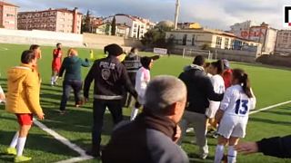 شجار عنيف بين لاعبات دوري الدرجة الثانية التركي لكرة القدم