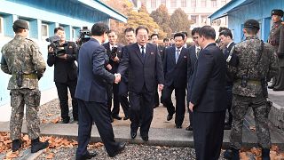 El jefe de la delegación norcoreana cruza la frontera para ir a la reunión
