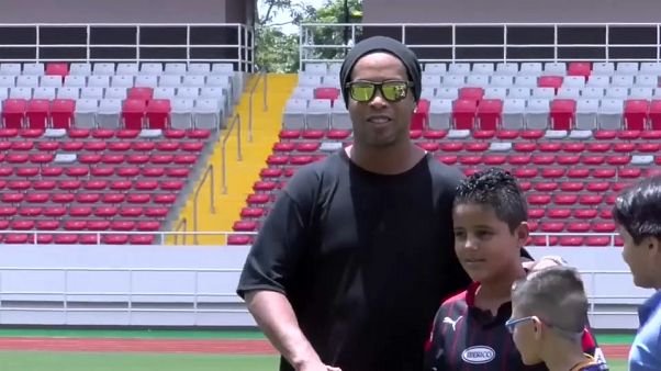 Ronaldinho cuelga las botas a sus 37 años Ronaldinho cuelga las botas a sus 37 años