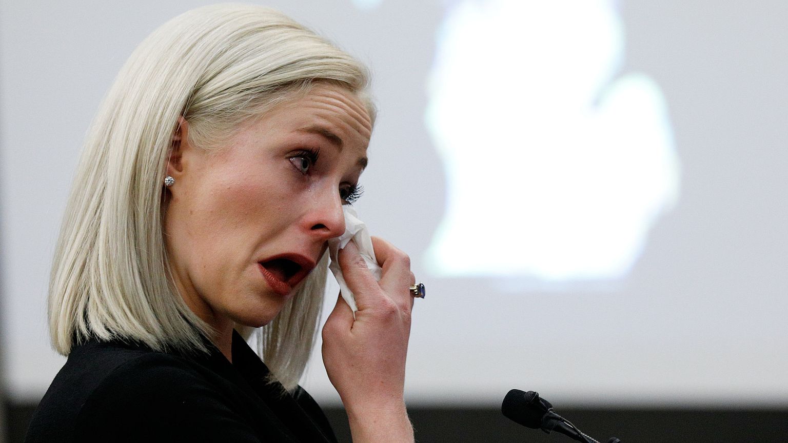Olivia Cowan wischt die Tränen weg, die Turnerin sagte gegen Nassar aus.