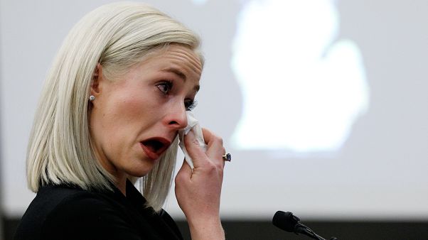 Olivia Cowan wischt die Tränen weg, die Turnerin sagte gegen Nassar aus. Olivia Cowan wischt die Tränen weg, die Turnerin sagte gegen Nassar aus.