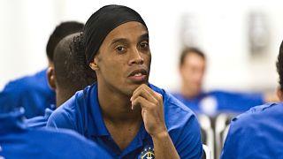 Efsane futbolcu Ronaldinho yeşil sahalara veda etti