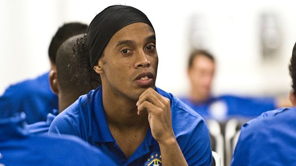 Efsane futbolcu Ronaldinho yeşil sahalara veda etti Efsane futbolcu Ronaldinho yeşil sahalara veda etti