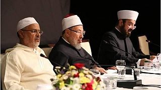 الداعية الإسلامي يوسف القرضاوي (وسط)