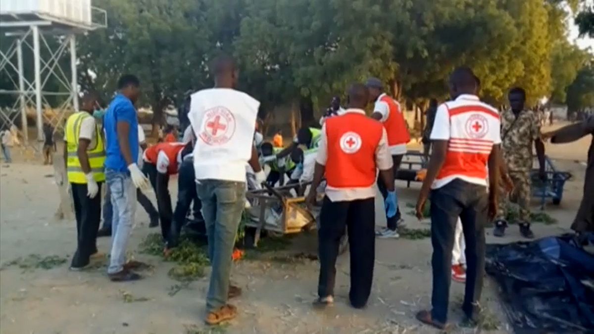 Rettungskräfte am Ort des Selbstmordanschlags im nigerianischen Maiduguri