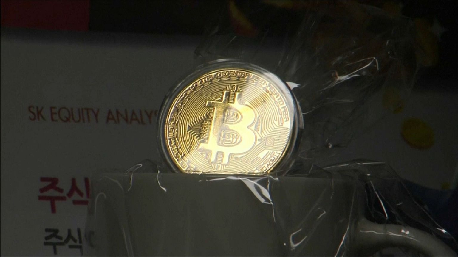Bitcoin: the price of the volatile digital currency drops by nearly 50% since it peak in December
