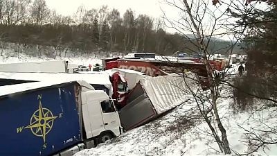 Schnee in Tschechien: Massenkarambolage mit über 30 Fahrzeugen