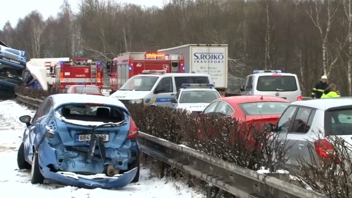 Monumental accidente en una carretera helada en la República Checa