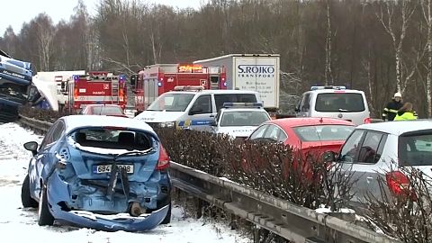 Monumental accidente en una carretera helada en la República Checa