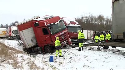 Çekya'da trafik kazaları yol kapattı