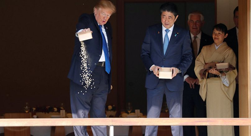 الرئيس ترامب (يسار) ورئيس وزراء اليابان شينزو آبي