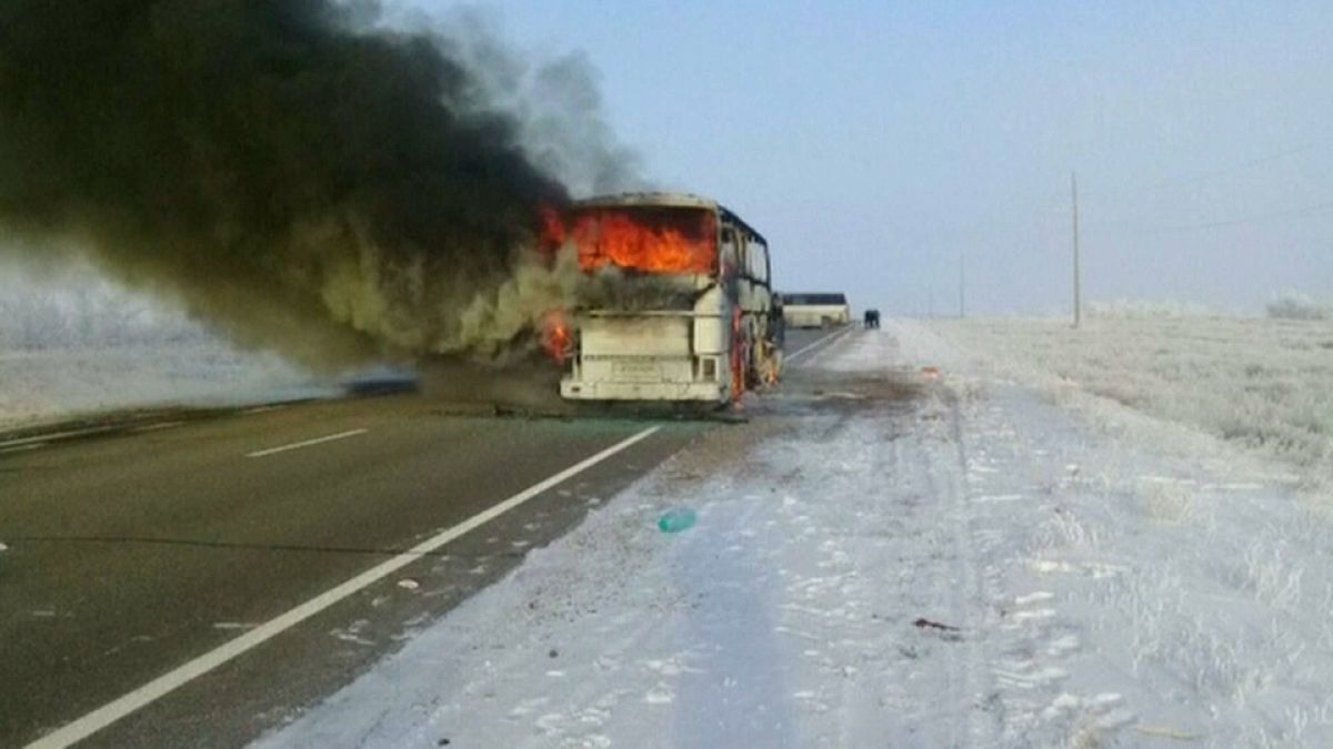 Mueren 52 personas en el incendio de un autobús en Kazajistán