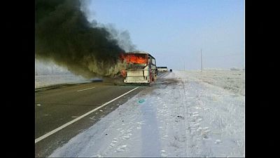 مقتل 52 شخصا في كازاخستان إثر اشتعال حافلة كانت تقلهم 