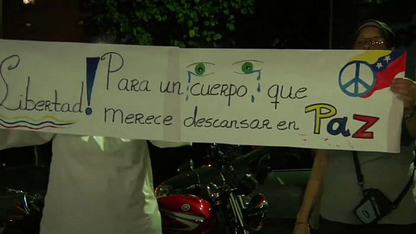 Manifestantes piden que se entregue a la familia el cuerpo de Óscar Pérez Manifestantes piden que se entregue a la familia el cuerpo de Óscar Pérez