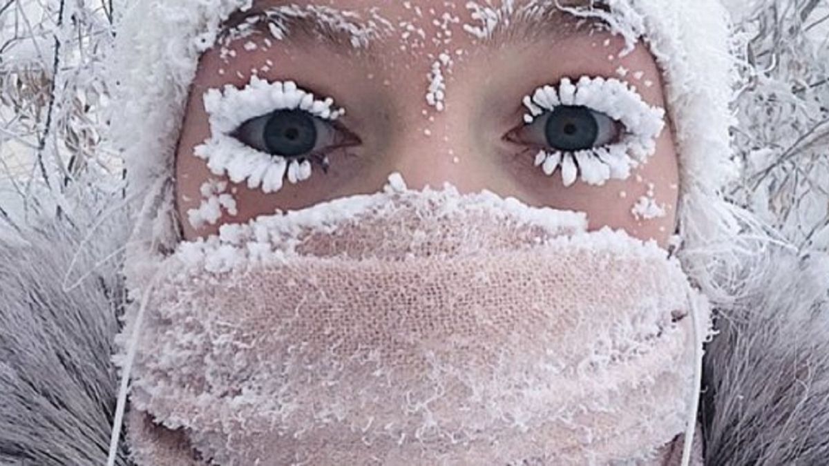 فتاة تظهر رموشها المتجمد بسبب البرد القارص في منطقة ياكوتيا بروسيا
