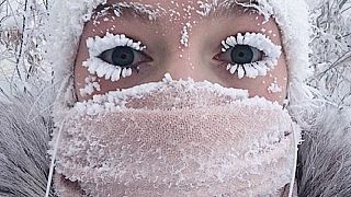 فتاة تظهر رموشها المتجمد بسبب البرد القارص في منطقة ياكوتيا بروسيا