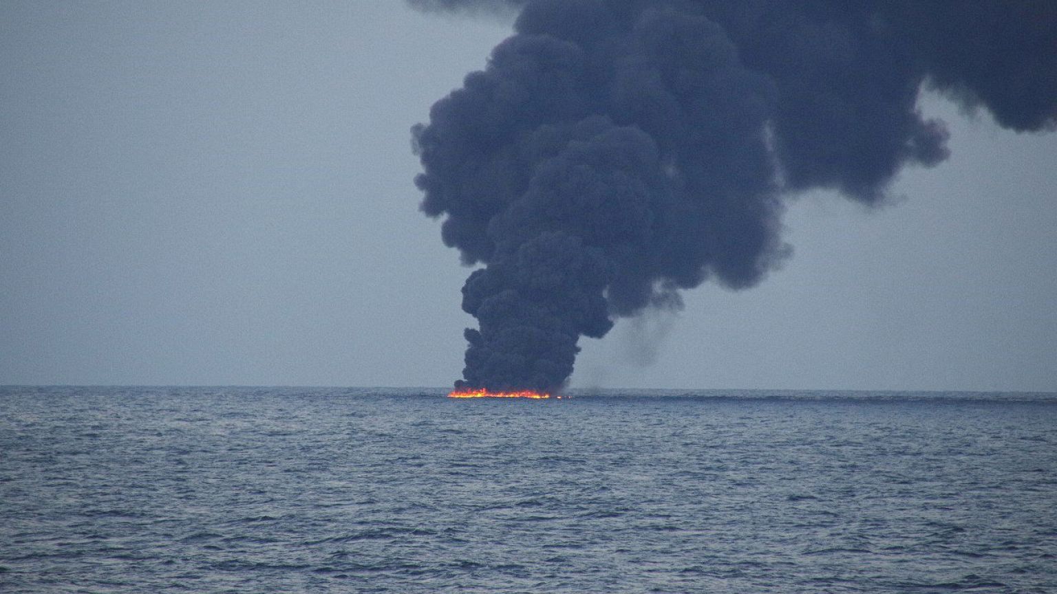 Şanghay açıklarında batan geminin petrol sızıntısı 4 kola ayrıldı