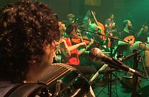 Orquestra de refugiados que vivem no Brasil faz sucesso 