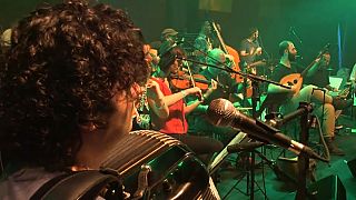 Orquestra de refugiados que vivem no Brasil faz sucesso