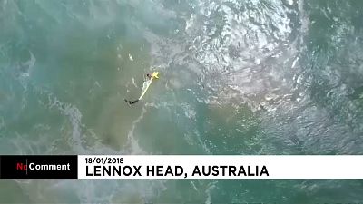 Drón mentette ki az elsodródott úszokat