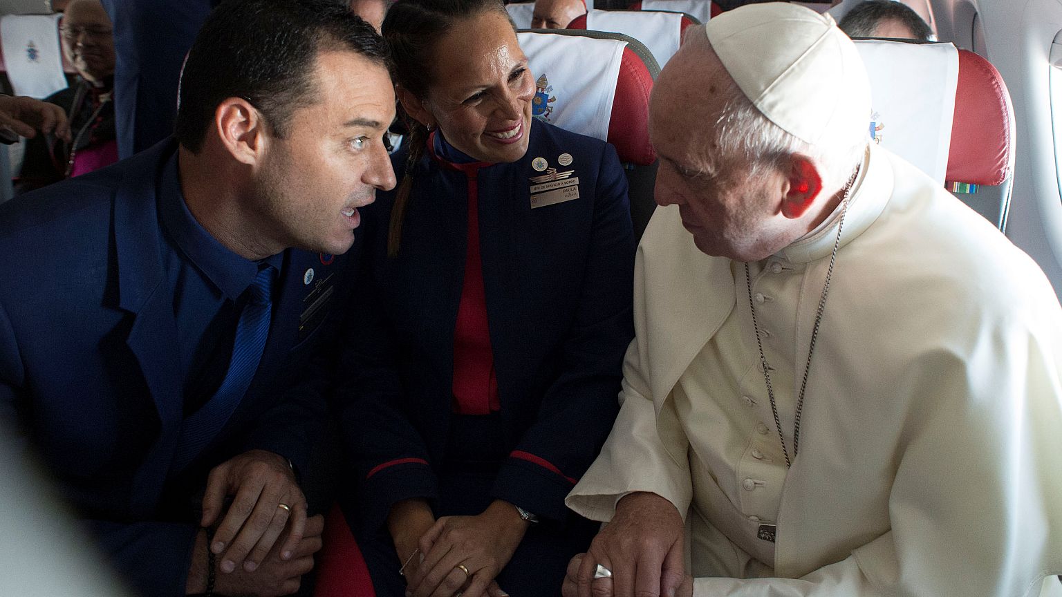 Papst Franziskus traut zwei Flugbegleiter 