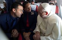 Papst Franziskus traut zwei Flugbegleiter 