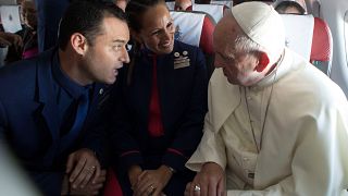 Papst Franziskus traut zwei Flugbegleiter