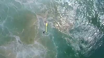 Un dron rescata a dos bañistas en Australia