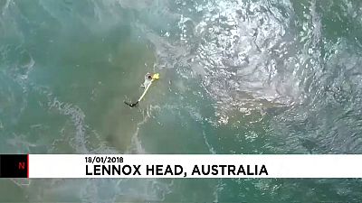Australia: drone salva due ragazzi travolti dalla onde mentre surfavano