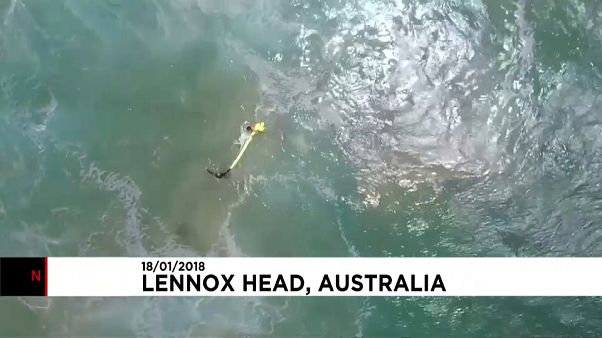 Australia: drone salva due ragazzi travolti dalla onde mentre surfavano Australia: drone salva due ragazzi travolti dalla onde mentre surfavano