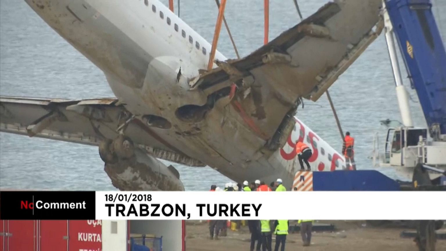 Aereo turco esce di pista e arriva a pochi metri dall'acqua. Nessun danno. 