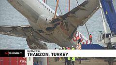 Aereo turco esce di pista e arriva a pochi metri dall'acqua. Nessun danno. 