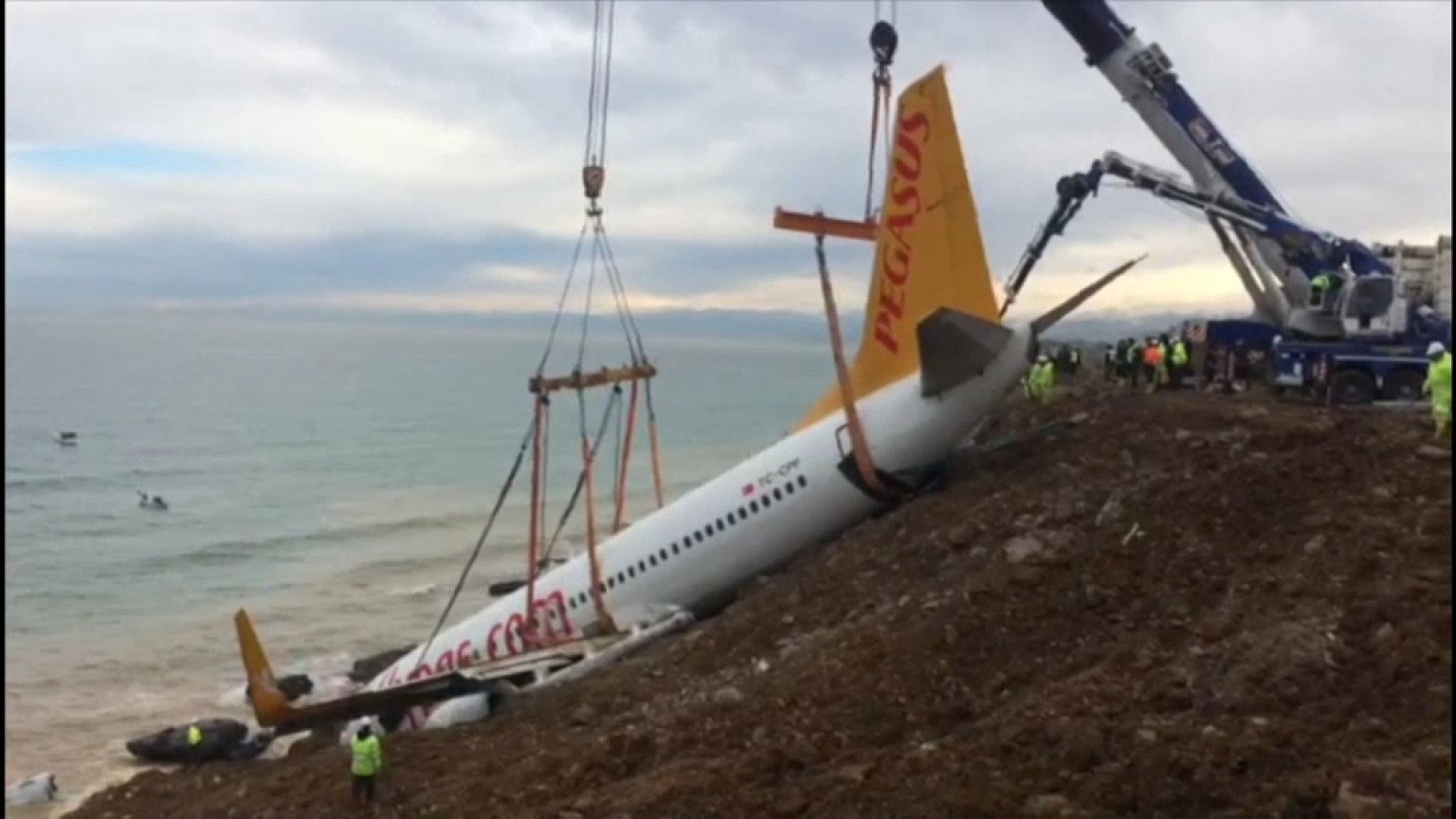 Un avión se sale de la pista durante el aterrizaje