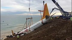 Un avión se sale de la pista durante el aterrizaje