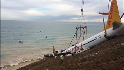 Trabzon'da kaza yapan yolcu uçağı kurtarıldı