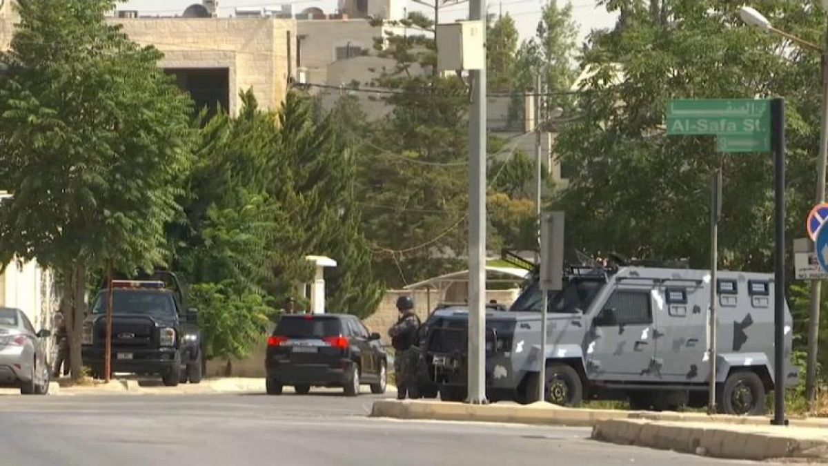 أفراد من الشرطة الأردنية قرب مقر السفارة الإسرائيلية في العاصمة عمان 