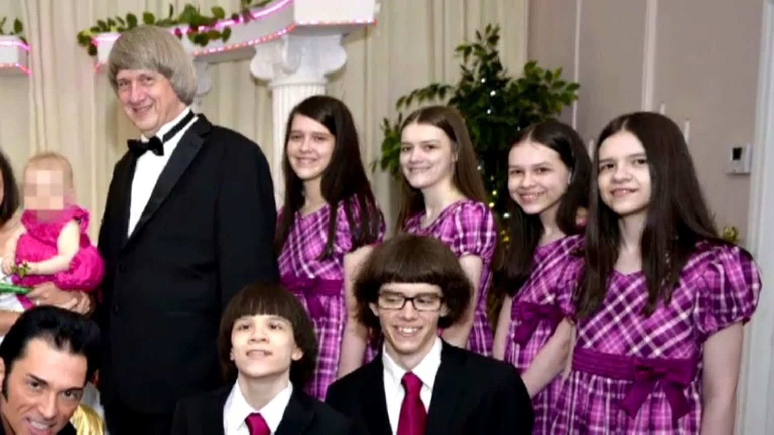 Familienfoto: scheinbar heile Welt bei einem erneuten Ehegelöbnis