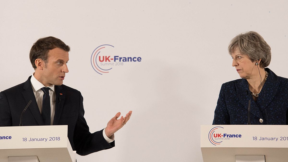 Macron e May firmano "accordo di frontiera"