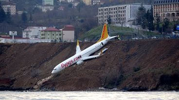 عملية انتشال الطائرة التركية بعد انحرافها عن مسارها 