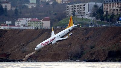عملية انتشال الطائرة التركية بعد انحرافها عن مسارها 