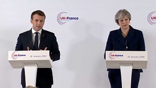 Macron İngiltere'de May ile görüştü
