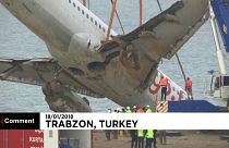 Gruas resgatam avião "encalhado"