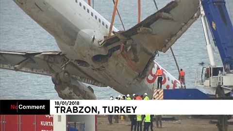 Gruas resgatam avião "encalhado"