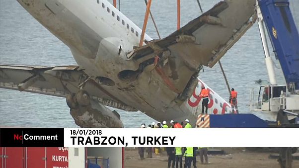 Gruas resgatam avião "encalhado" Gruas resgatam avião "encalhado"