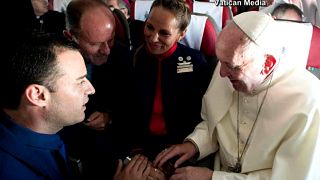Папа римский обвенчал влюбленную пару на борту самолета