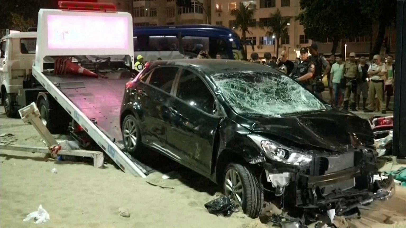 Im Sand des Strandes der Copacabana kam das Auto zum Stehen.