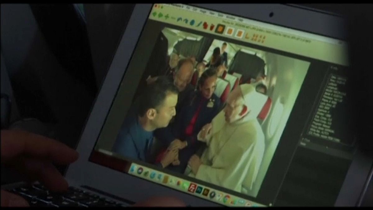 البابا فرنسيس يعقد أول زواج على طائرته أثناء زيارته لتشيلي