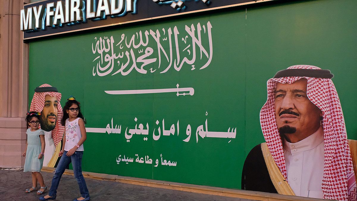 صورة الملك سلمان بن عبد العزيز وولي العهد محمد بن سلمان على حائط